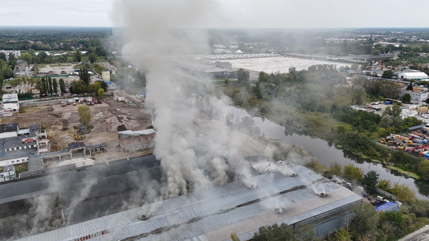 Potężny pożar sortowni śmieci na Białołęce. Kilkanaście godzin walki z żywiołem i 15 zastępów straży pożarnej w akcji