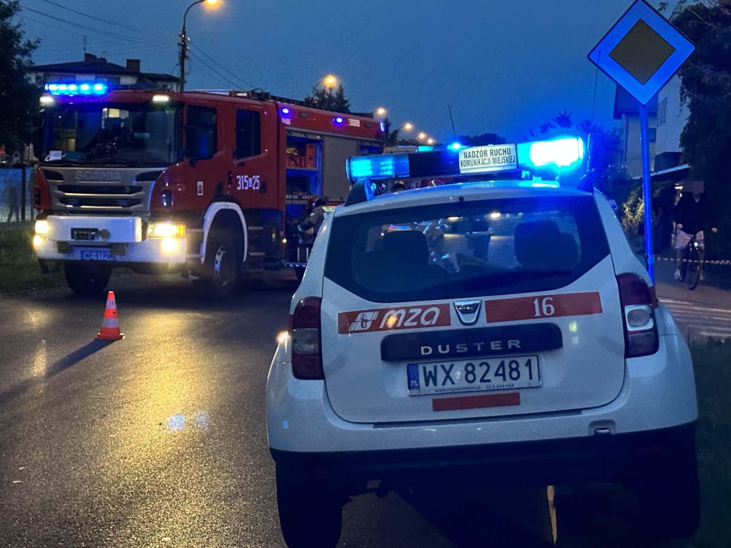 Czołowe zderzenie osobówki i autobusu miejskiego. Jedna osoba w stanie ciężkim