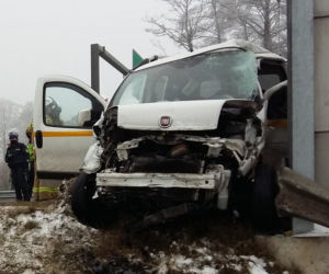 Wyleciał z drogi, huknął w bariery. Strażacy wycinali kierowcę na S8