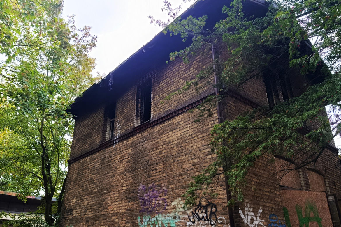 Spalony "domek grabarza" na Pomorzanach