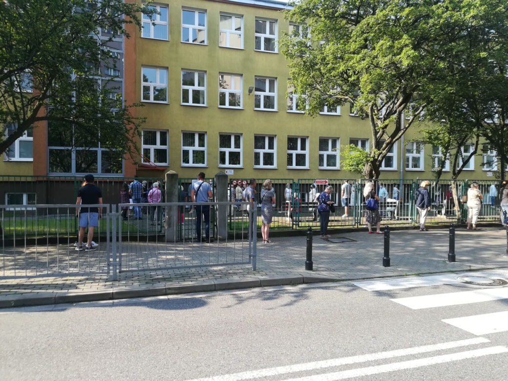Kolejka do lokalu wyborczego na warszawskim Powiślu