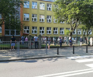 Kolejka do lokalu wyborczego na warszawskim Powiślu