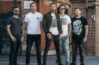Fan Avenged Sevenfold wszedł na scenę i przejął mikrofon! M. Shadows był w szoku [WIDEO]