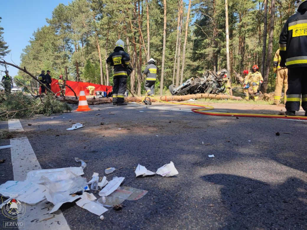 Podlaskie. Tragiczny wypadek na dk 64. Dachowała osobówka. Nie żyje jedna osoba