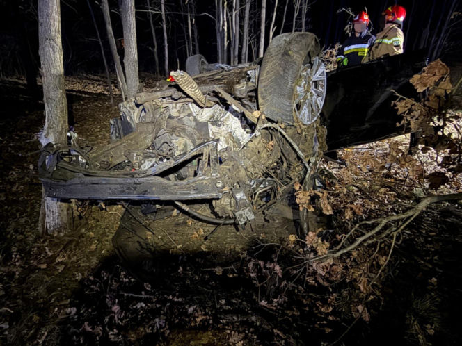 24-latek dachował Audi aż wypadł silnik! Przez cztery powiaty uciekał przed policją