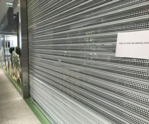 Galerie na Śląsku otwarte! Ludzie bez rękawiczek i z opuszczonymi maskami