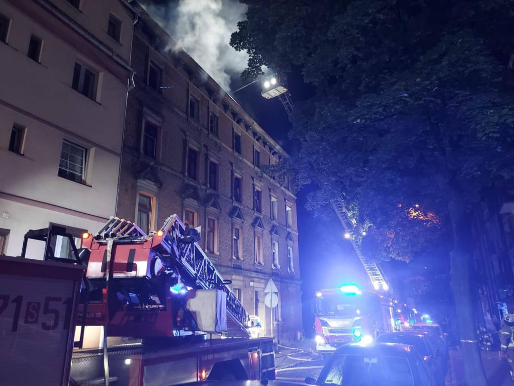 Nocny pożar poddasza w Zabrzu. Jedna osoba poszkodowana 