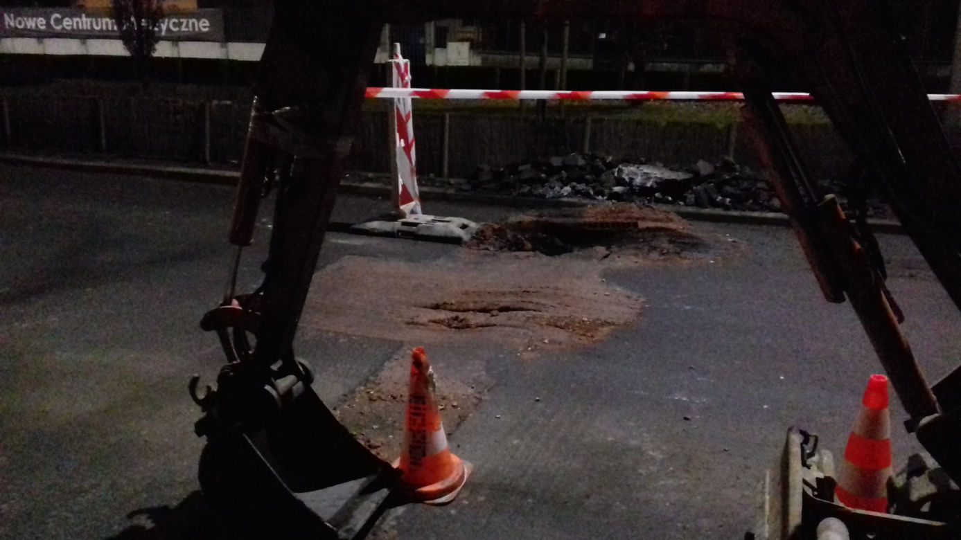 Czegoś takiego jeszcze nie było! Autobus MPK... zerwał nawierzchnię  [ZDJĘCIA]