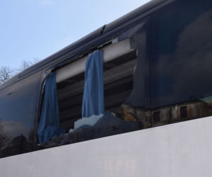 Dwa GROŹNE WYPADKI w powiecie tarnowskim. Rozbita szyba autobusu raniła pasażera 