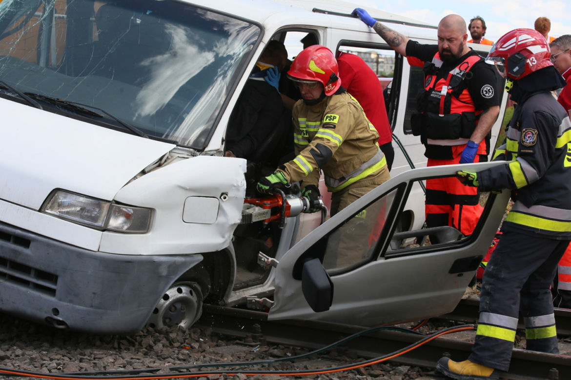 Pociąg masakruje osobowego busa na przejeździe kolejowym