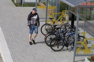 Gliwice: Bezczelny złodziej roweru myślał, że nikt go nie widzi, ale wszystko nagrała kamera [ZDJĘCIA]