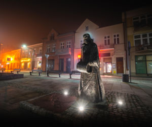 Zapłonęła w nim pierwsza na świecie uliczna lampa naftowa. To jedno z najpiękniejszych miast w Małopolsce