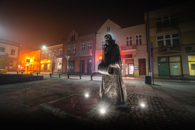 Zapłonęła w nim pierwsza na świecie uliczna lampa naftowa. To jedno z najpiękniejszych miast w Małopolsce