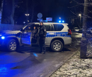 Krwawa jatka na Bemowie. Biegł ulicą z poderżniętym gardłem