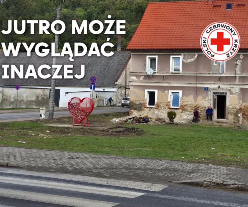 Zniszczony budynek i logo Polskiego Czerwonego Krzyża. O kampanii PCK przeczytasz na SE Portal Obronny.