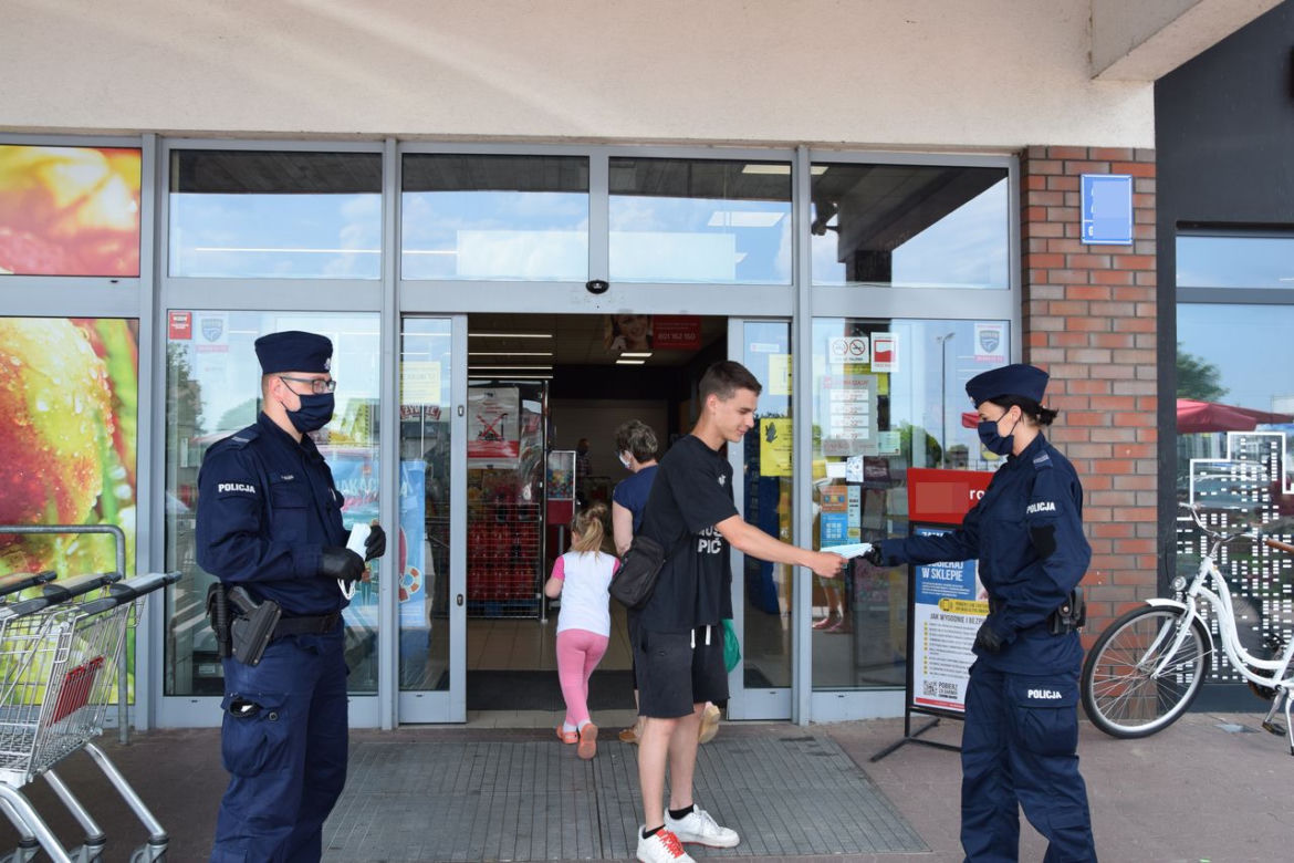 Policjanci rozdają maseczki
