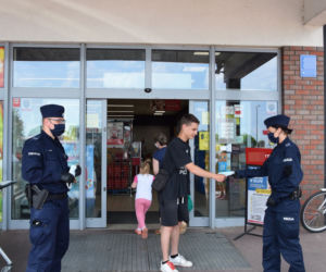 Policjanci rozdają maseczki