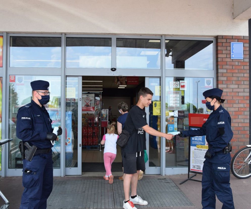 Policjanci rozdają maseczki
