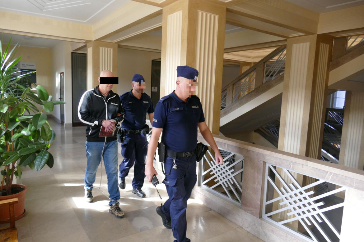 Tomek położył się odpocząć na podłodze. Już nie wstał. Został zadźgany przez znajomego