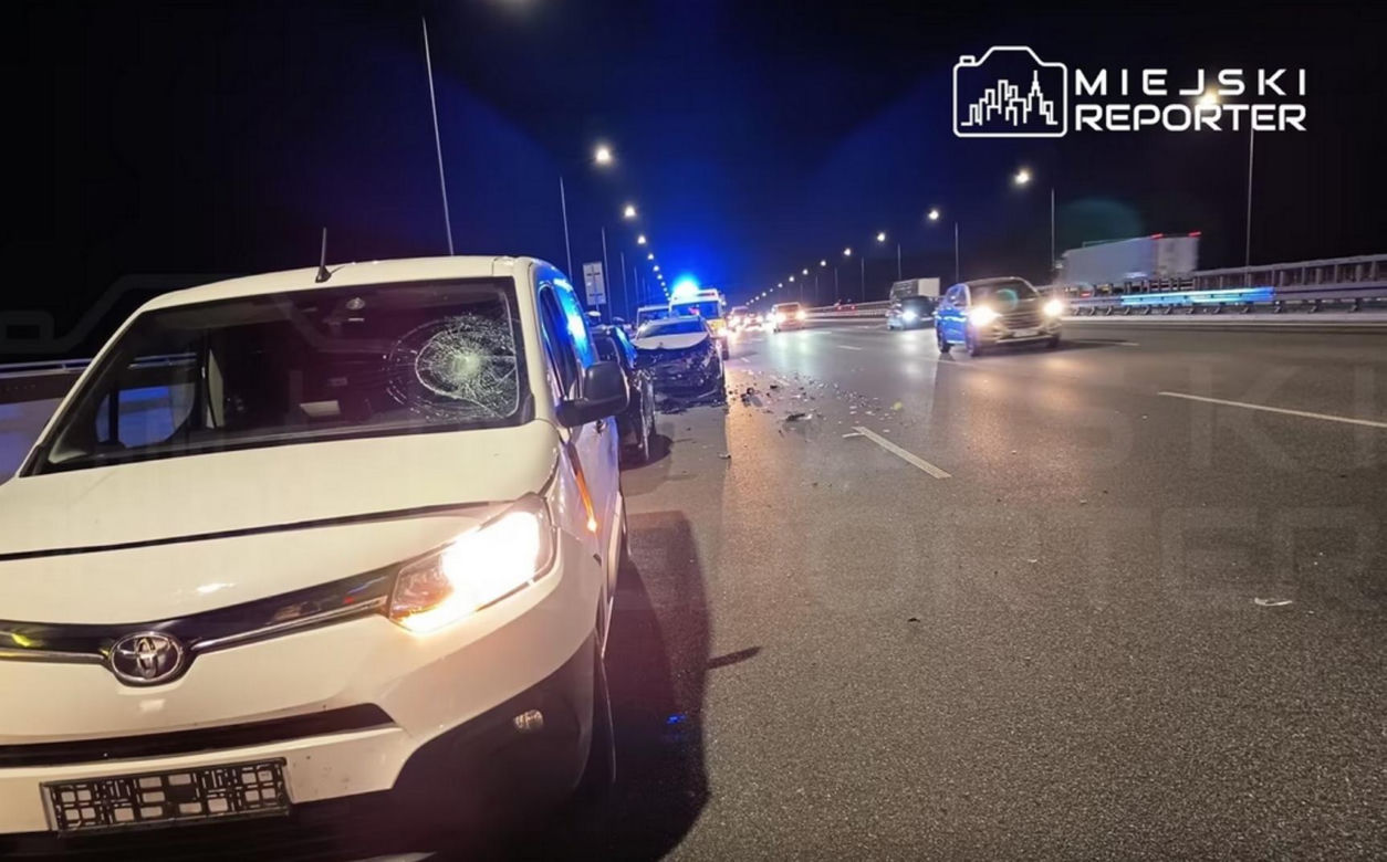 Karambol na S2 po wybuchu agresji drogowej, kierowcy zajeżdżali sobie drogę
