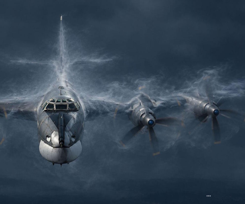 Bombowiec strategiczny Tu-95 w locie podczas zachmurzenia. O niszczeniu rosyjskich maszyn przeczytasz na SE Portal Obronny.