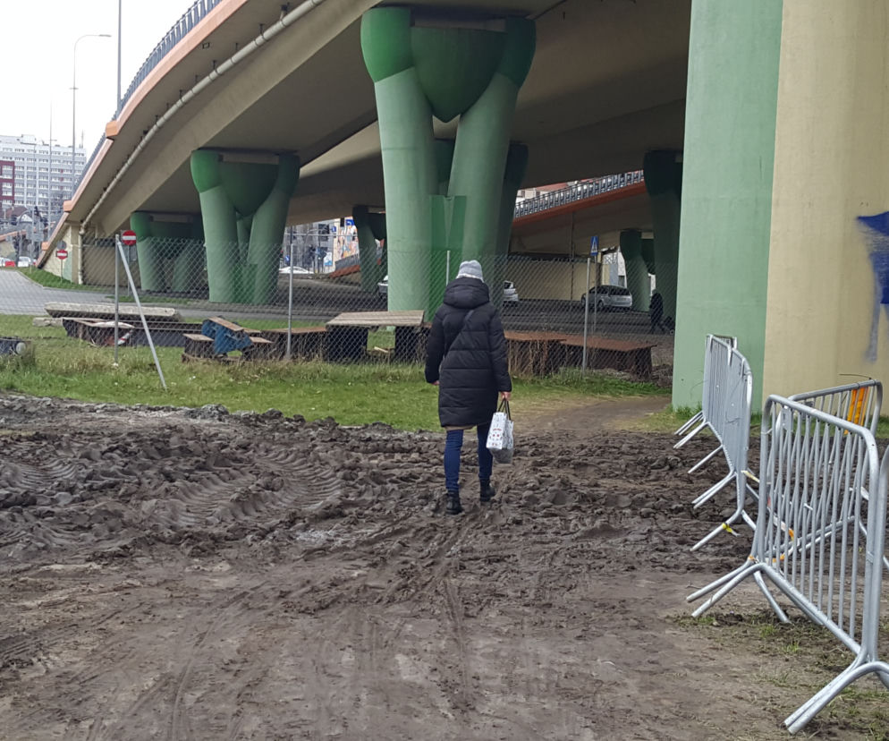 Piesi brodzą w błocie pod Mostem Uniwersyteckim w Bydgoszczy