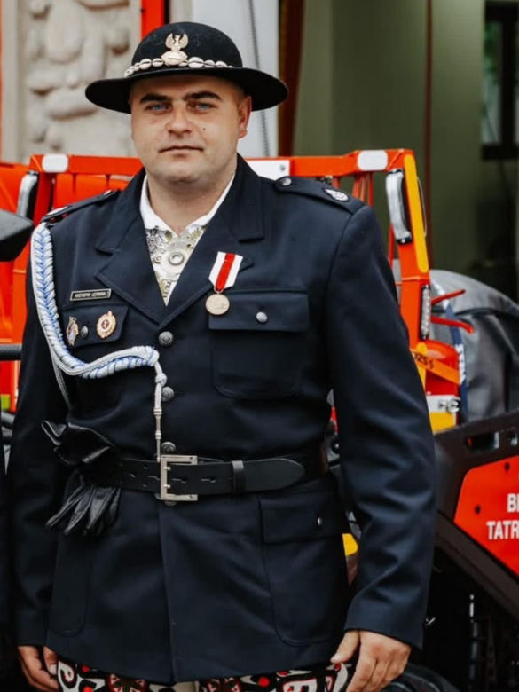 Krzysztof wracał z obchodów Święta Wojska Polskiego. Nagle wjechał w niego samochód. Żołnierz i strażak walczy o powrót do sprawności