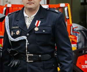 Krzysztof wracał z obchodów Święta Wojska Polskiego. Nagle wjechał w niego samochód. Żołnierz i strażak walczy o powrót do sprawności