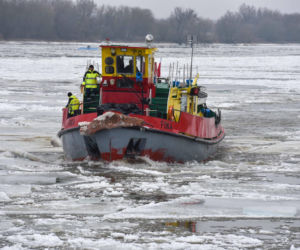Lodołamacze na Wiśle w Toruniu. Kruszyły lód i pomogły uratować pomost