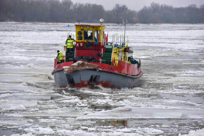 Lodołamacze na Wiśle w Toruniu. Kruszyły lód i pomogły uratować pomost