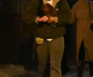 Sebastian Fabijański z pieskiem na spacerze