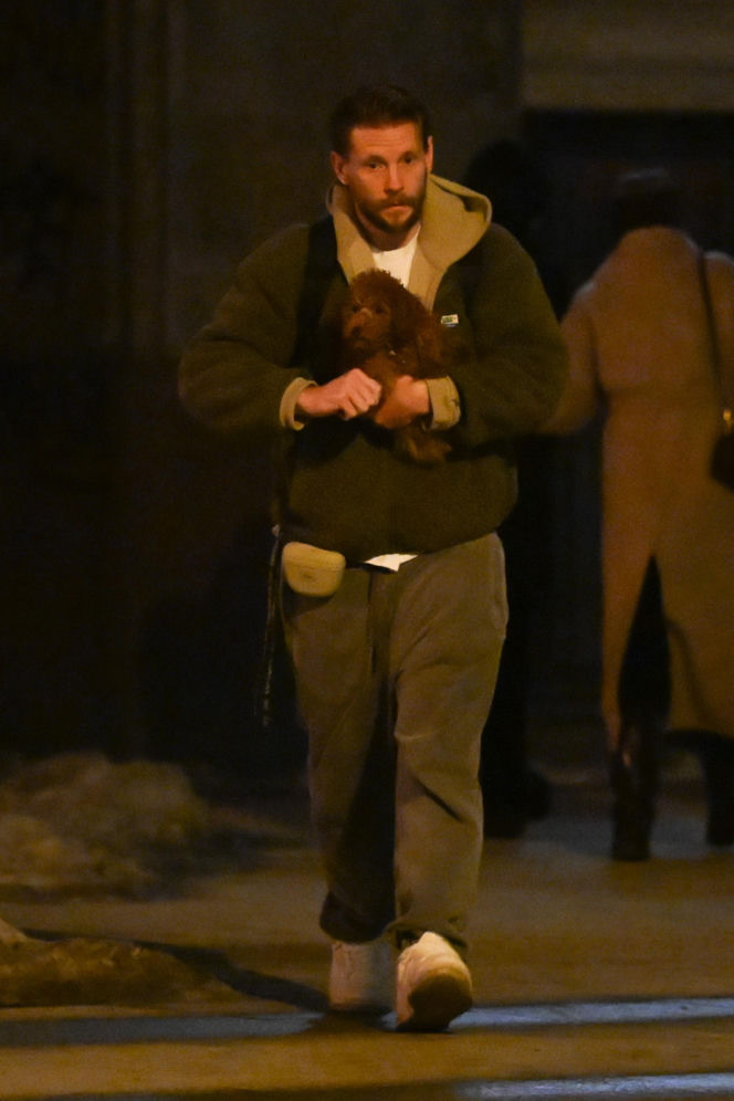 Sebastian Fabijański z pieskiem na spacerze