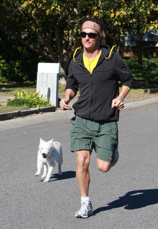 Matthew McConaughey biega z psem