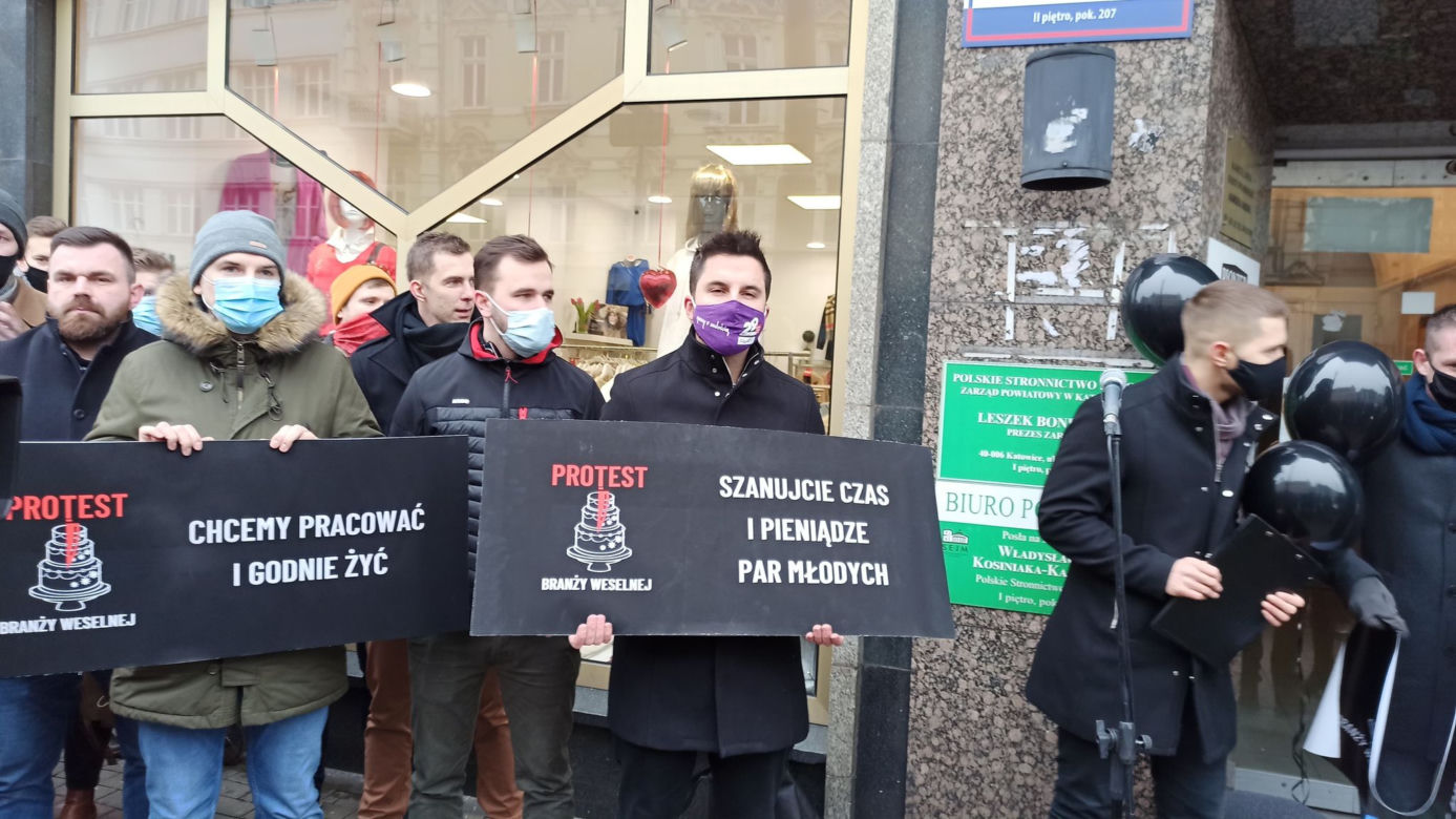 Protest branży ślubnej przed biurem PiS w Katowicach! Domagają się informacji od rządu kiedy będą mogli wrócić do pracy [ZDJĘCIA, WIDEO]