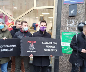 Protest branży ślubnej przed biurem PiS w Katowicach! Domagają się informacji od rządu kiedy będą mogli wrócić do pracy [ZDJĘCIA, WIDEO]