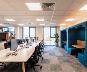 Kobaltowy szyk i lotnicza precyzja – nowe biuro Rolls-Royce plc w Krakowie