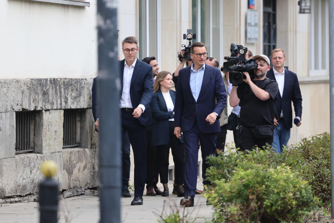 Zamiast na Nowogrodzkiej, Morawiecki i jego stronnicy spotkali się przy Konopnickiej. Były cukierki dla dziennikarzy