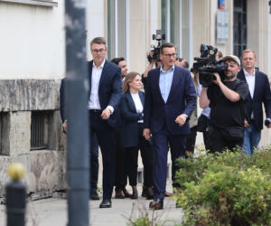 Zamiast na Nowogrodzkiej, Morawiecki i jego stronnicy spotkali się przy Konopnickiej. Były cukierki dla dziennikarzy