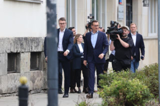 Zamiast na Nowogrodzkiej, Morawiecki i jego stronnicy spotkali się przy Konopnickiej. Były cukierki dla dziennikarzy