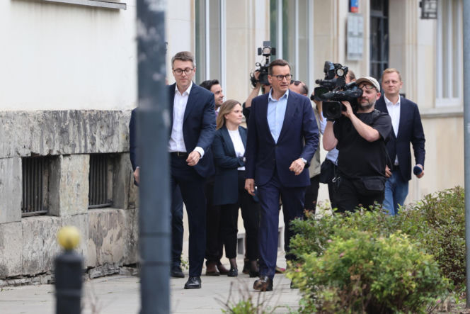 Zamiast na Nowogrodzkiej, Morawiecki i jego stronnicy spotkali się przy Konopnickiej. Były cukierki dla dziennikarzy
