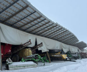 Dach hali magazynowej runął pod ciężarem śniegu. O krok od tragedii