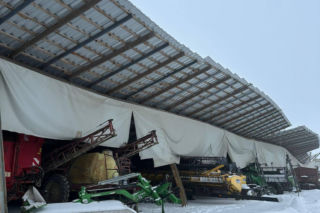 Dach hali magazynowej runął pod ciężarem śniegu. O krok od tragedii