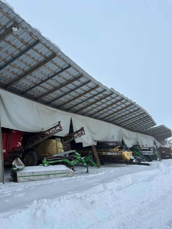 Dach hali magazynowej runął pod ciężarem śniegu. O krok od tragedii