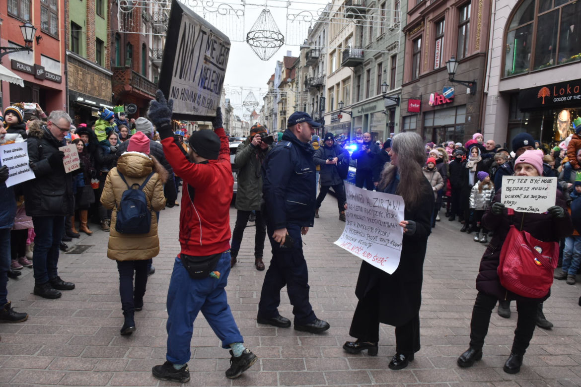 Orszak Trzech Króli 2023 w Toruniu. Efektowne figury, piękne kolory i aktywiści o dramacie uchodźców