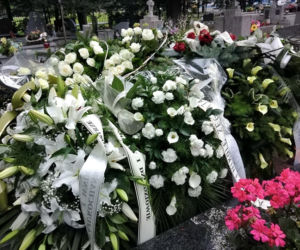 Tragedia w Salisbury. Zamordowane kobiety pochowane w Tarnowie. Grobu nie widać spod kwiatów