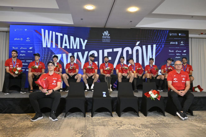 Wyczerpani polscy siatkarze po potwornych komplikacjach wrócili do kraju. Ich zmęczone twarze mówią wszystko. Zdjęcia