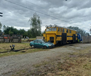 Drezyna uderzyła w samochód. Wielka akcja służb na przejeździe w Ostrowie [ZDJĘCIA]