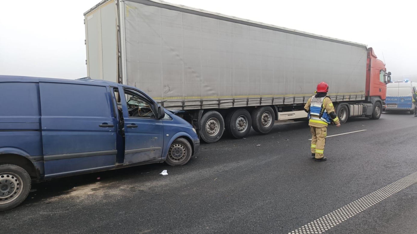 Kolizja za kolizją na S5 koło Leszna. Na wysokości Lipna w gęstej mgle wpadają na siebie samochody
