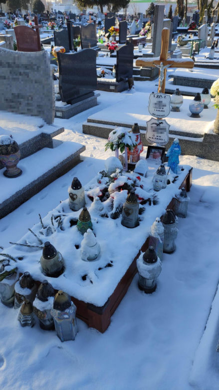 Wspólny grób ojca i córki z Inowrocławia wygląda na smutny i opuszczony