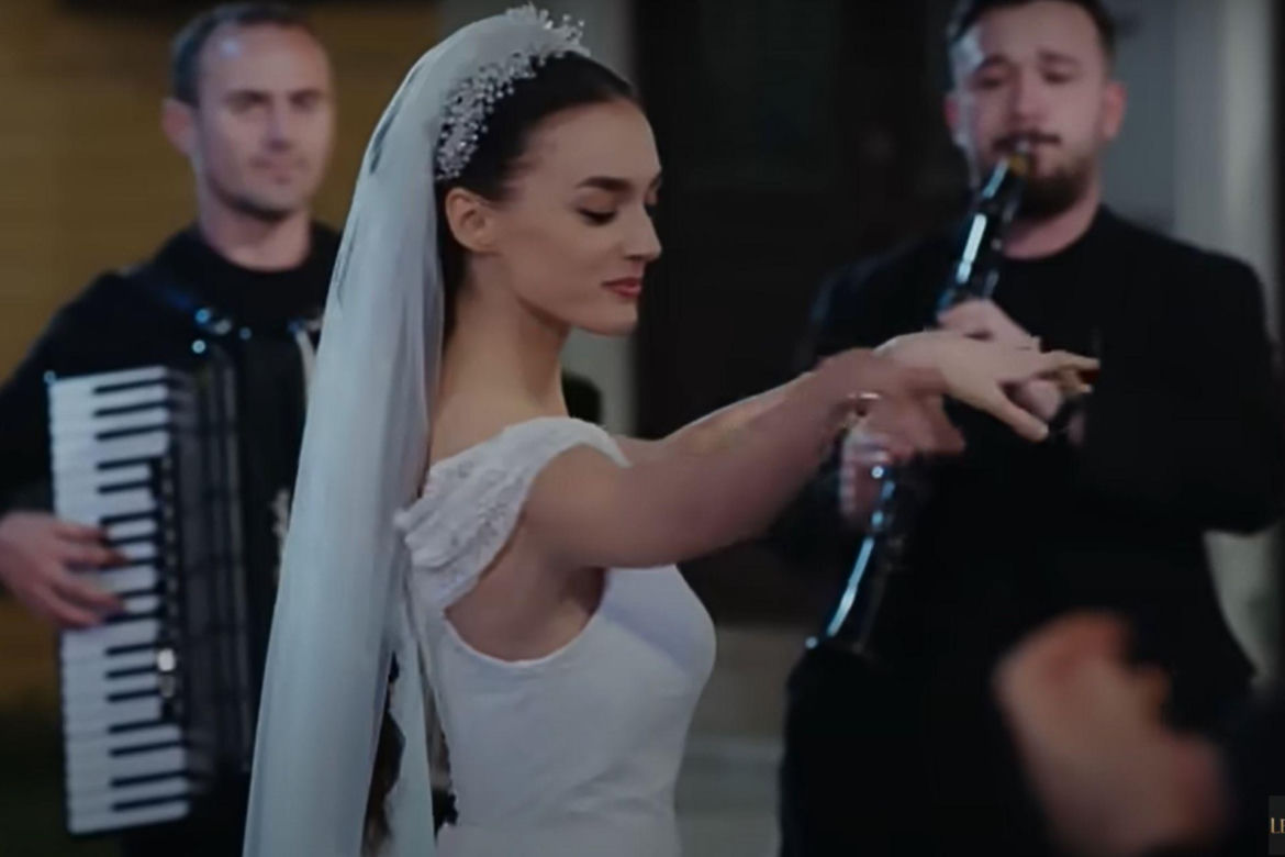 Nana i Poyraz na swoim weselu 
